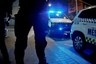 Běhal mezi auty a narážel do zdi. Strážníci ho dostali do bezpečí Běhal mezi auty a narážel do zdi. Strážníci ho dostali do bezpečí