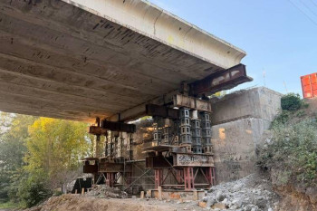 Skrytý stav konstrukce prodlouží opravu mostu ve Staré Chodovské