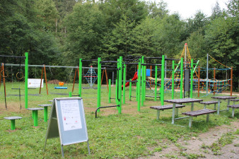 Nadace ČEZ podpořila nové volnočasové hřiště v Miřetíně