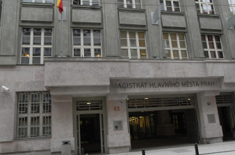 Škodův palác zůstává po dobu vysokých teplot veřejnosti otevřen