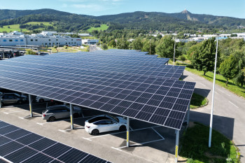 V Liberci vyrostl největší carport v Česku