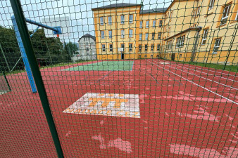 V krušnohorských Vejprtech obnovili školní Oranžové hřiště