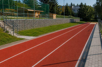 Karlovarský kraj bude pokračovat v podpoře obnovy sportovišť