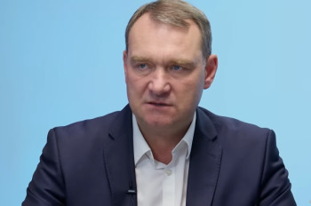 Miliony eur na změnu názorů mladých mužů? Fiala kritizuje EU