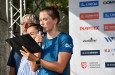 Všech osm   národních  hymen při Světovém poháru ve vodním slalomu zpívala Eva Říhová