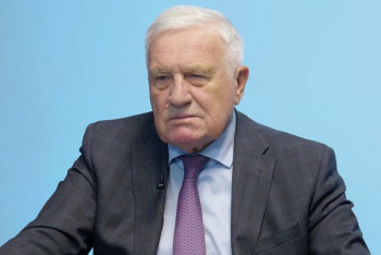 Motoristé by do Babišovy vlády neměli spěchat, míní Klaus