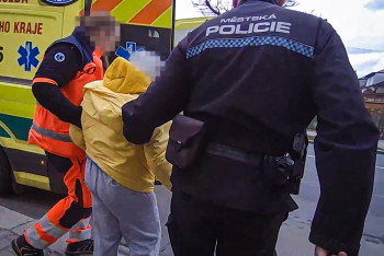 Plzeň: Seniorka v potížích, strážníci přivolali pomoc