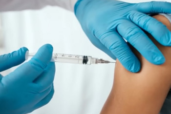 Smrt dětí po očkování. Utajené memo FDA otřásá Amerikou