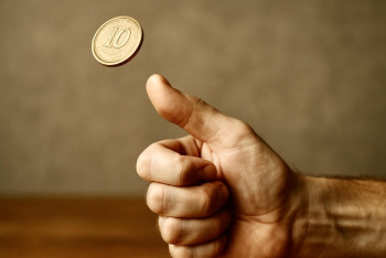 Házení mincí není čistá náhoda. Vědci popsali skrytou fyziku jevu