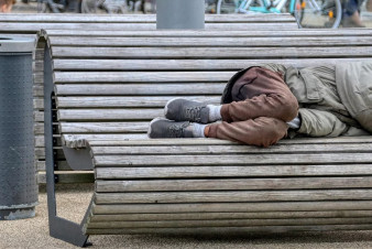 V mrazivém počasí strážníci kontrolují osoby bez domova