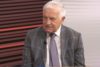 Fialova vláda ožebračuje lidi a ničí školství, říká Klaus