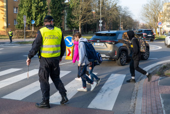 Strážníci dohlížejí na bezpečnou cestu dětí do škol po celý školní rok