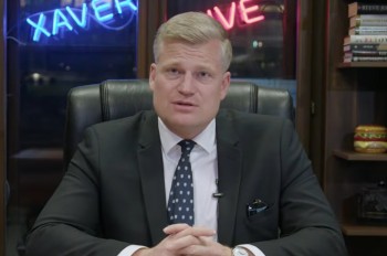 Turek tvrdě udeřil na Hrad a spustil palbu proti Bruselu