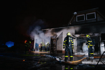 Požár autoservisu způsobil škodu za miliony