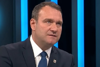 Každá pátá koruna na zbrojení? Fiala varauje před bankrotem státu
