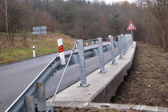 Příjezdovou silnici do Kelníků stabilizuje nová opěrná zeď