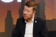 Referenda, hotovost a nezvyšovat daně. Okamura rozjel tvrdou palbu