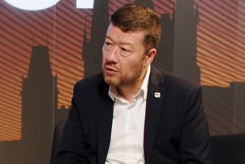 Referenda, hotovost a nezvyšovat daně. Okamura rozjel tvrdou palbu