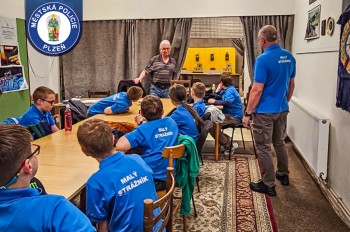 Návštěva střeleckého klubu nadchla malé strážníky