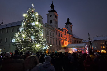 Vánoční výzdoba se v Hradci Králové ponese i v korunkovém duchu