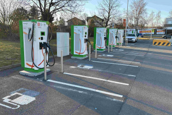 ČEZ zrychluje ultrarychlé dobíjení ve Středočeském kraji