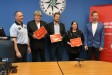 Tři lidé se vrátili k hořícímu autu: Z trosek zachránili tři cestující Tři lidé se vrátili k hořícímu autu: Z trosek zachránili tři cestující