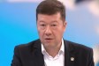 Milion z dávek a mercedes. Okamura žádá konec dávek pro Ukrajince