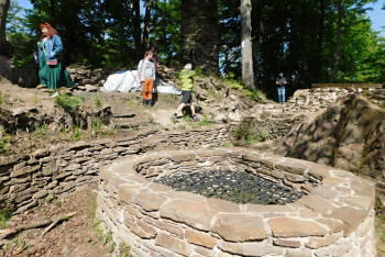 Hrad Pyšolec se postupně vynořuje ze země Hrad Pyšolec se postupně vynořuje ze země