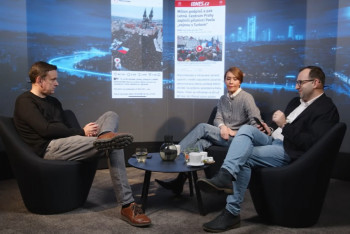 Hrad přitápí pod kotlem. SMSky a demonstrace místo práce