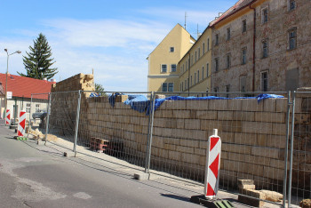 V Jičíně probíhá obnova ohradní zdi jezuitské koleje