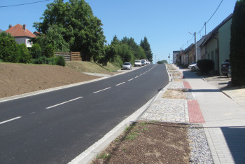 Přes Hluk se již jezdí po obnovené silnici