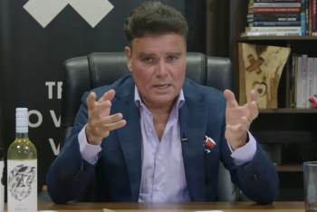 Předvolební „masakr“ Petra Holce. Útok na vládu, média i Hrad