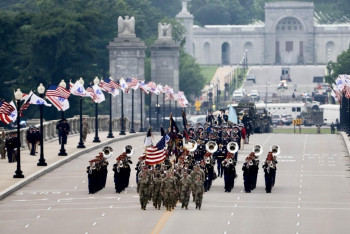 Tanky, Trump a tisíce demonstrantů. Přehlídka, která rozdělila Ameriku