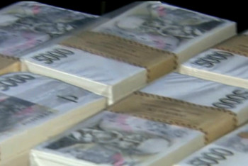 Vláda hospodaří v půli roku s deficitem 152 miliard, výhled je ale nejistý