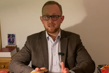 Pražská vlivová chobotnice? Panenka o síti, která tahá za nitky