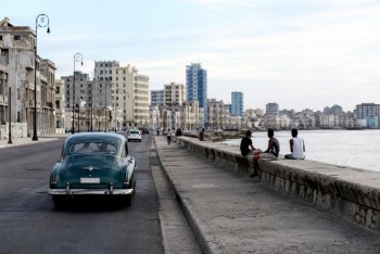 Kuba mezi přežíváním a iluzí změny