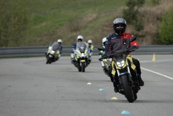 Kurzy „Učme se přežít“ pomáhají motorkářům zvládat reálné situace
