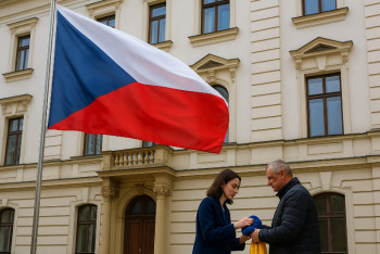 Většina Čechů říká dost. Na úřadech má viset jen česká vlajka