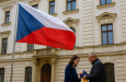 Většina Čechů říká dost. Na úřadech má viset jen česká vlajka