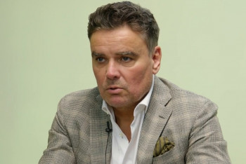 Konec vlády, který nekončí. Holec o „východním předávání moci“