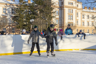 Kroměříž: Kluziště na Hanáckém náměstí bude v provozu i o jarňákách