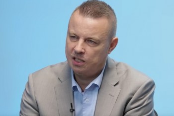 Student udeřil na Pavla kvůli KSČ. Ozval se i Rajchl