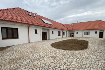 Fara v Myslibořicích na Třebíčsku se proměnila v moderní sociální byty