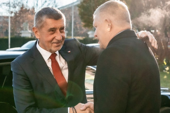 Babiš a Fico znovu spojují Prahu s Bratislavou. Opozice zuří