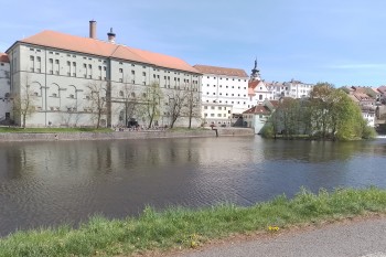 Portyč ožila pod rukama patnácti set malých stavitelů