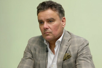 Oslava totality jménem „agenta Pávka“. Holec se pořádně rozjel