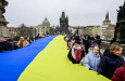 Ukrajinská vlajka na Karlově mostě vyvolala bouři nevole Ukrajinská vlajka na Karlově mostě vyvolala bouři nevole