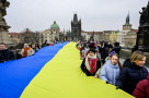 Ukrajinská vlajka na Karlově mostě vyvolala bouři nevole