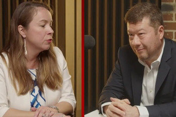 Sundal vlajku a rozvířil vlny. Okamura v klidu, Šebelová v šoku