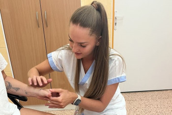 Porodnice Valašské Meziříčí nabízí rodičkám cross tejpy